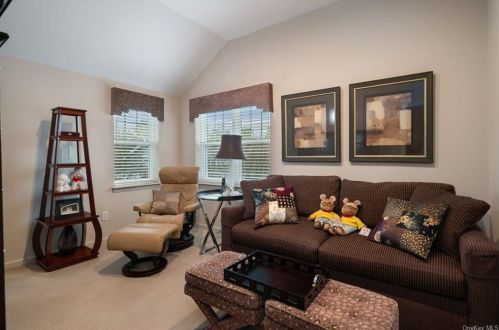 9 High Ridge Rd, Crotonville NY  10562-1969 exterior