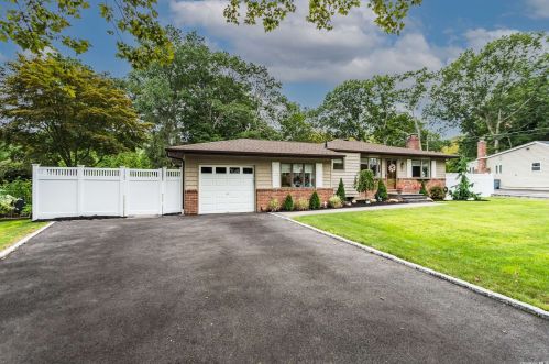 8 Bartel Pl, Huntington Station, NY 11746-4450