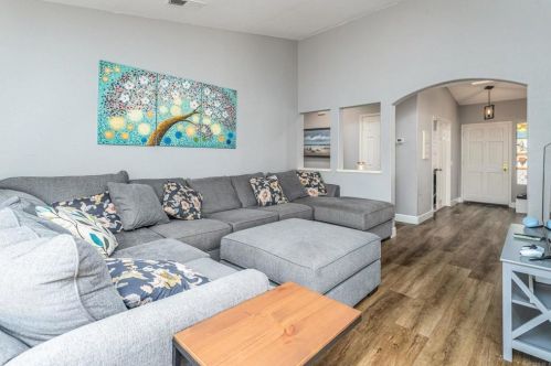 1325 Linsay Pl, Escondido CA  92026-3606 exterior