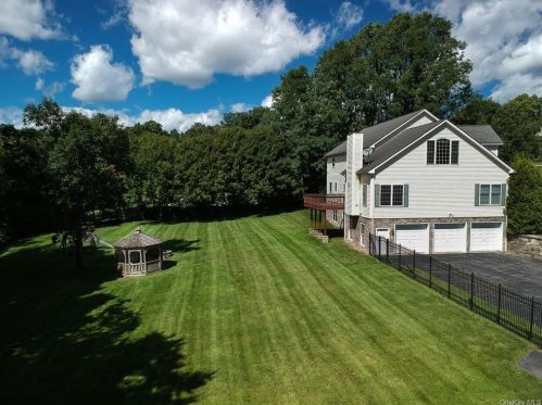 19 Strawberry Fields Ln, Mahopac, NY 10541-2324