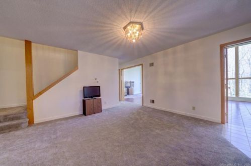 5 Bramble Bush Dr, Niantic CT  06357-1802 exterior