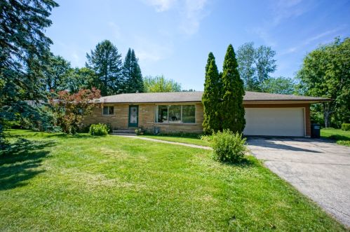 828 Dixie Pl, Oconomowoc, WI 53066-2809