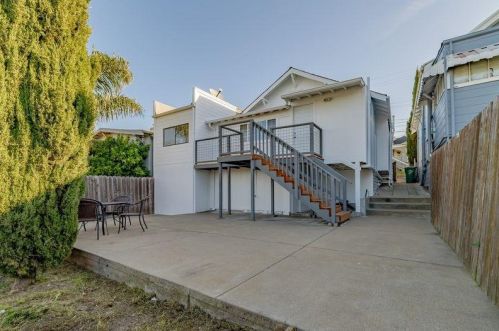 4701 Fairfax Ave, Oakland, CA 94601-4809