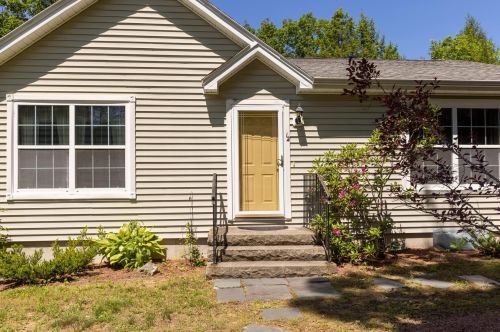 12 Ann Logan Cir, Raymond, NH 03077-1232