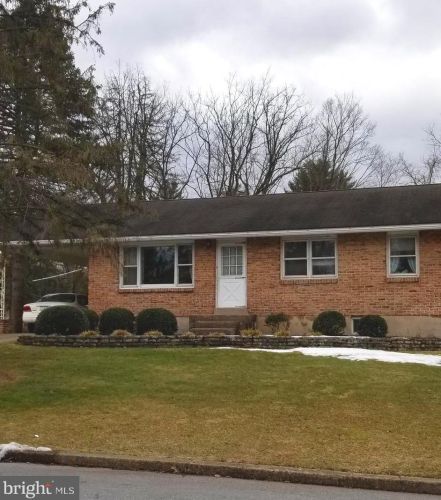 1095 Princeton Dr, Hummelstown, PA 17036-9362
