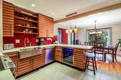 4 Pond View Dr, Brookfield Center CT  06804-3427 exterior