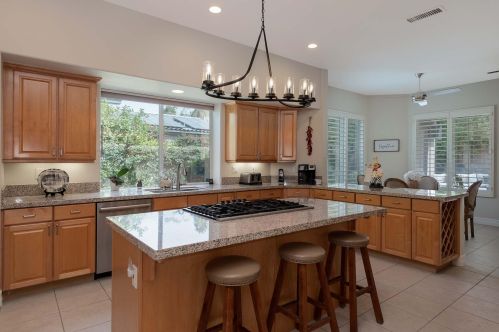 8 King Edward Ct, Rancho Mirage CA  92270-1621 exterior