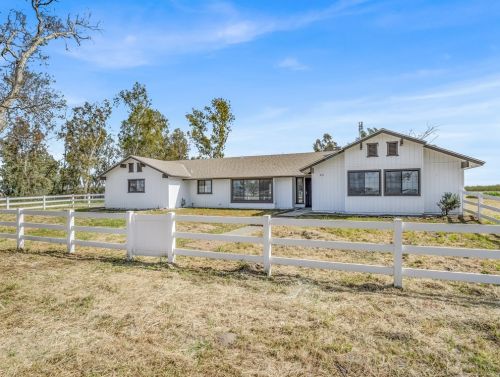 855 Mount Whitney Ave, Laton CA  93242-9724 exterior