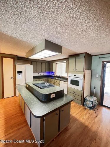 610 Dolphin Cir, Sebastian FL  32976-2591 exterior