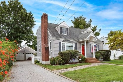3948 Baylis Rd, Seaford, NY 11783-2618