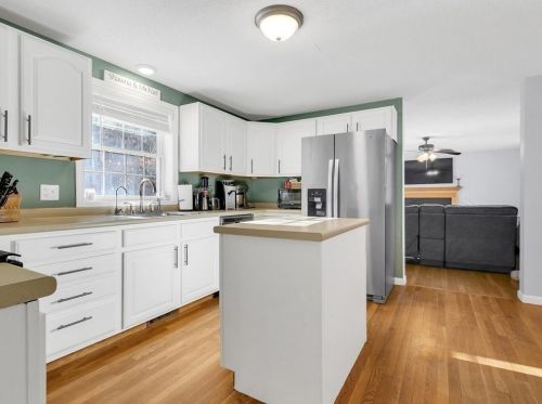 8 Town Farm Rd, Salem NH  03079-2454 exterior