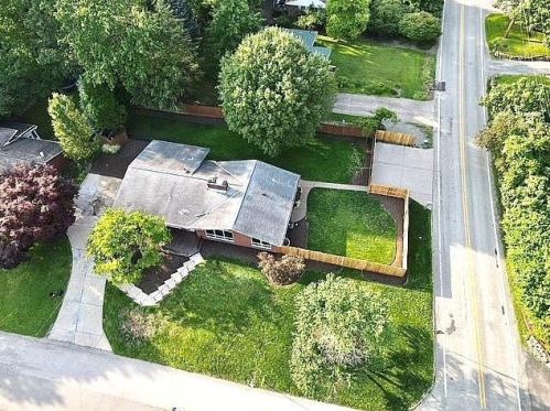 800 Breezewood Dr, Glenshaw, PA 15116-1510