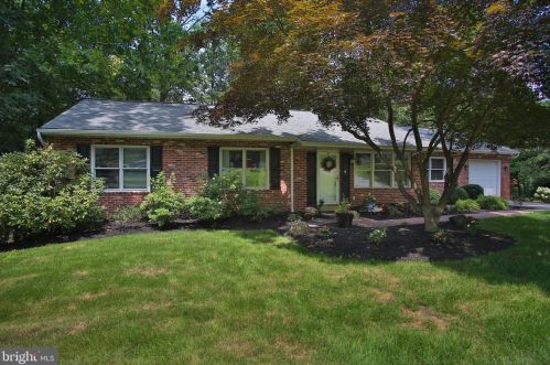 15 Woodsedge Rd, Norristown, PA 19403-2041