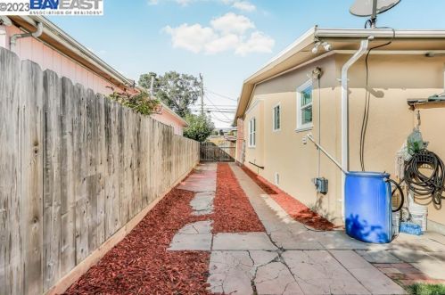 2708 Humboldt Ave, Oakland CA  94602-3635 exterior