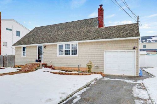 66 Marine Ave, North Lindenhurst, NY 11757-6817