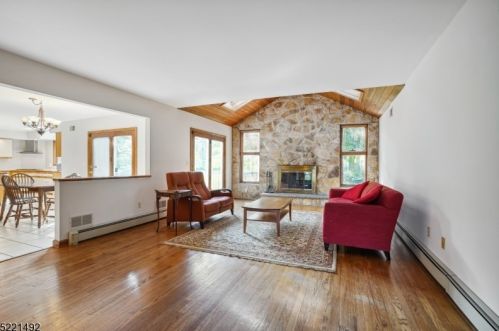 1095 Mayflower Ct, Martinsville NJ  08836-2326 exterior