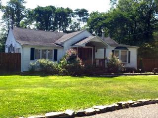 98 Putnam Ave, Canaan Lake, NY 11772-1088