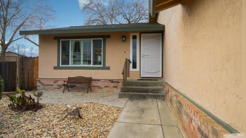 530 Moss Ct, Vacaville, CA 95687-5928