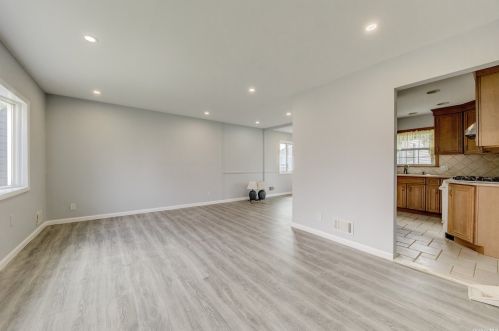 9 Roxbury Rd, Westbury NY  11590-1653 exterior