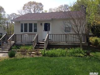 12 Washington Ave, Holtsville, NY 11742-1027