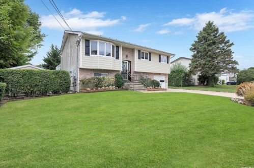 812 Stanley St, West Islip, NY 11795-2611