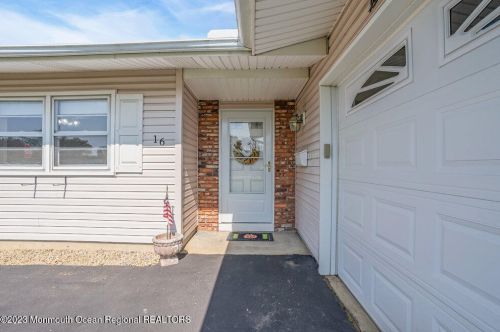 16 Darley Cir, Bricktown, NJ 08724-1952
