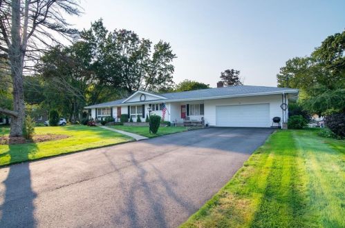15 Sayles Hill Rd, Lincoln, RI 02838-1226