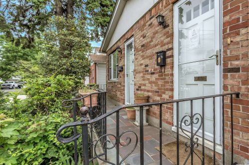 612 Brooklyn Ave, New Hyde Park, NY 11040-3043