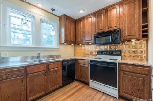 153 Center St, Manchester, CT 06040-5006
