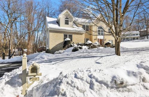 19 Drake Ln, White Plains, NY 10607-2215