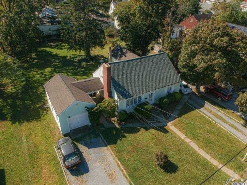 65 Oak St, Amityville, NY 11701-3001