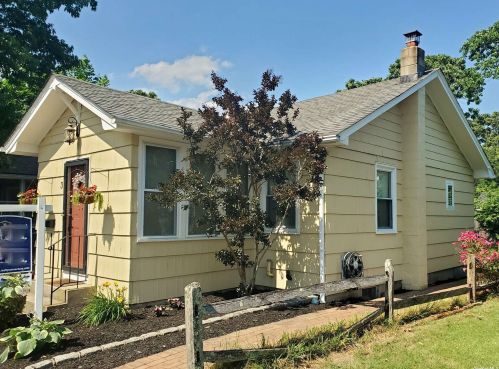 3 Oak Dr, Blue Point, NY 11715-1714