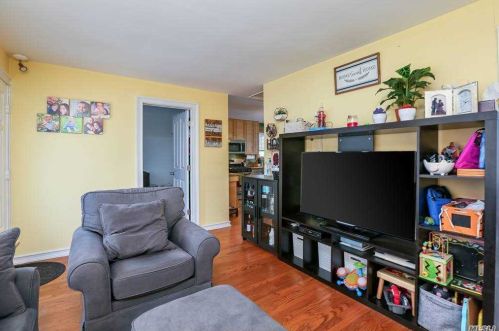 61 Hollywood Ave, North Lindenhurst NY  11757-6704 exterior