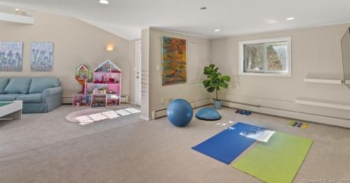 57 Midrocks Dr, Norwalk CT 06851-1626 exterior