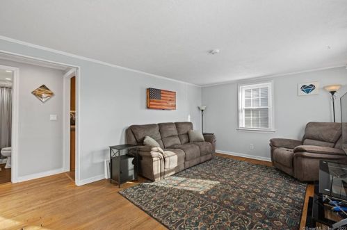 97 Lenox St, Manchester, CT 06040-4321