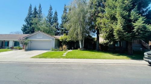 7011 Royal Links Dr, Riverbank, CA 95367-3314