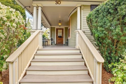 30 Orient Ave, Newton MA 02459-1425 exterior