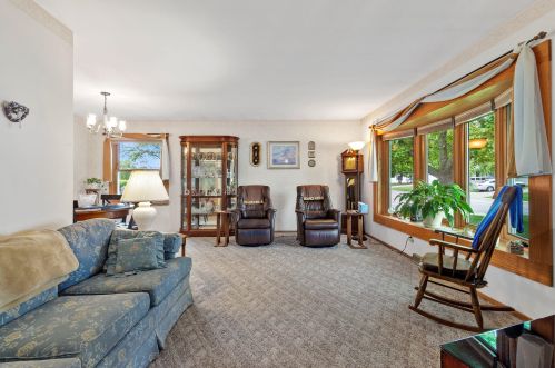6090 Thornapple Dr, Greendale, WI 53129-2641