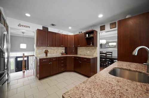 80 Friendly Rd, Mahopac NY  10541-1922 exterior