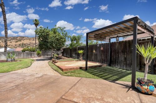 10121 Paseo Palmas Dr, Lakeside CA  92040-2342 exterior