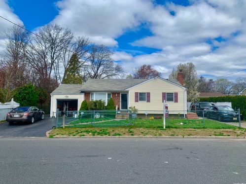 807 Nebraska Ave, Bayshore, NY 11706-2306
