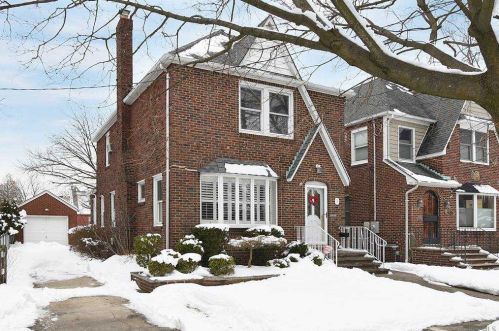 3 Jones St, New Hyde Park, NY 11040-1615