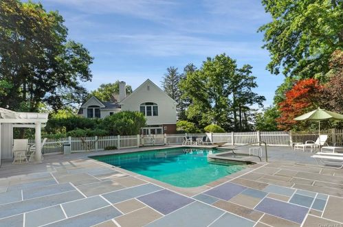 10 Oak Hill Cir, Pleasantville, NY 10570-1019