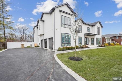 14 Laurie Dr, Englewood, NJ 07632-2222