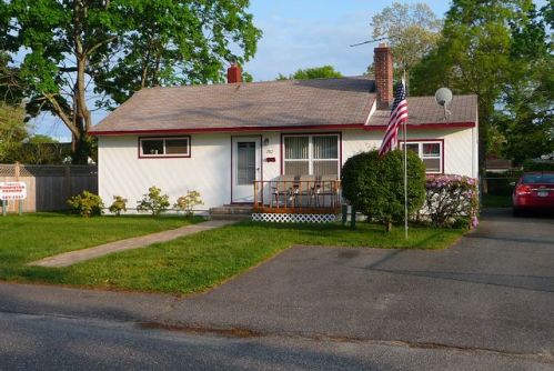 202 Brook St, Oakdale, NY 11769-1841