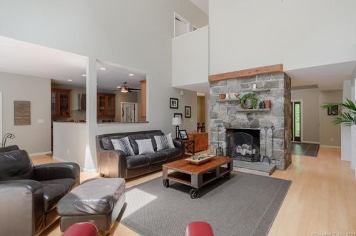 9 New Brg Rd, Brookfield Center CT  06804 exterior