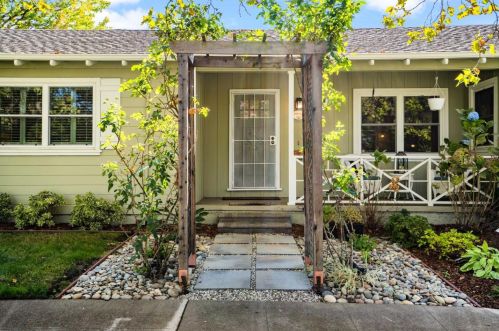 566 Iris St, Redwood City, CA 94062-2055