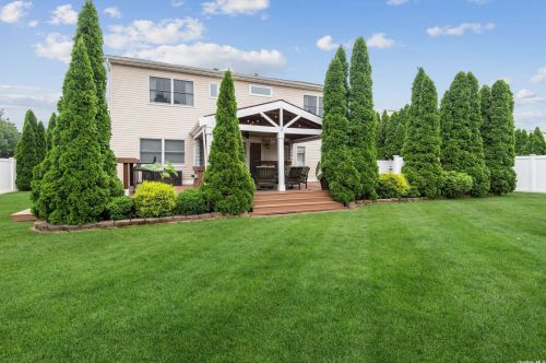 49 Roderick Rd, West Islip NY  11795-2632 exterior