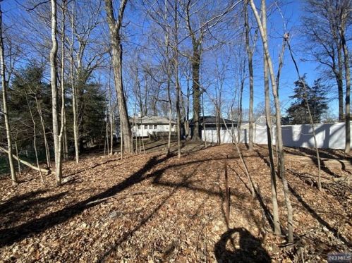 77 Page Dr, Oakland, NJ 07436-2660