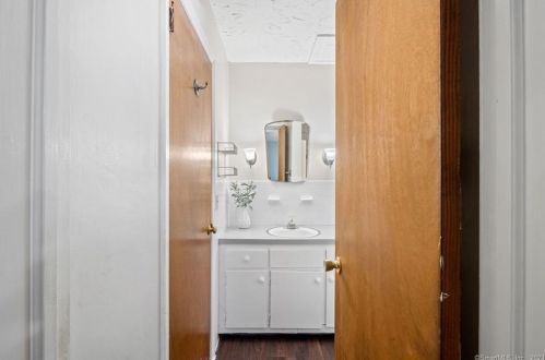 11 Palmer Dr, Gales Ferry CT  06335-1529 exterior